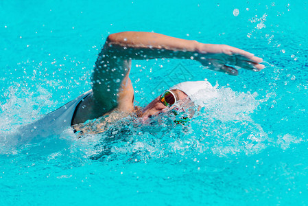 在游泳池训练的女游泳运动员图片