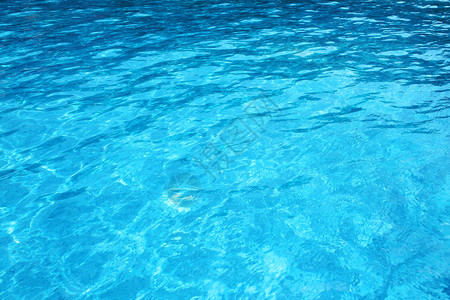 蓝色游泳池水特写图片