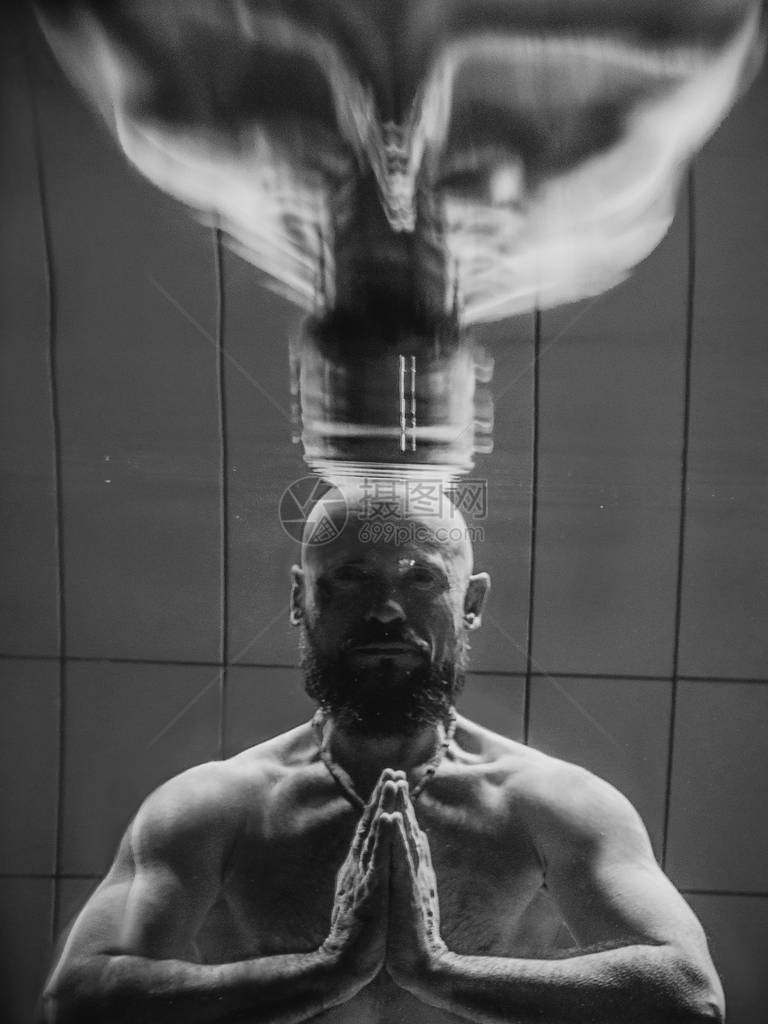游泳池水下瑜伽男的肌肉胡子图片
