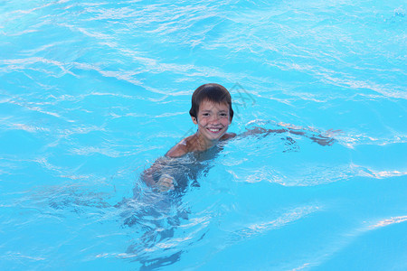 快乐的男孩玩运动游戏微笑在游泳池在图片