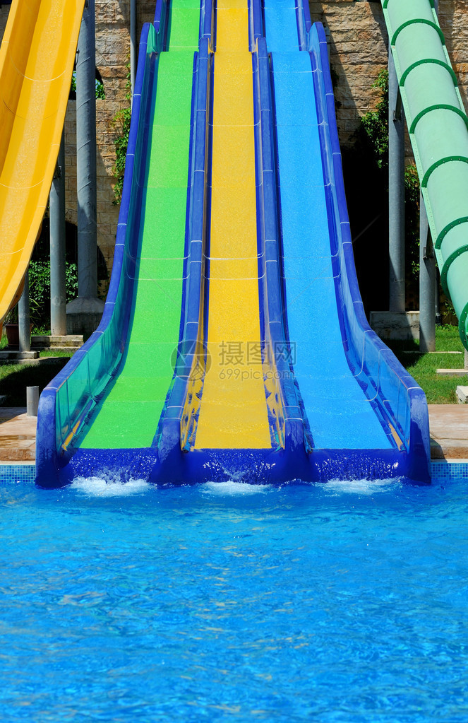 水上乐园的彩色水滑梯图片