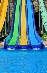 水上乐园的彩色水滑梯图片