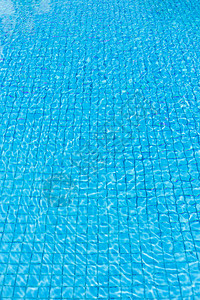 蓝色游泳池中的波纹地表水图片