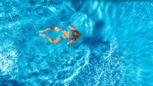 从空中俯瞰游泳池中活跃的女图片