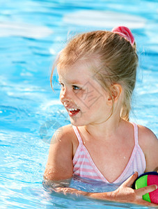 小女孩在游泳池里游泳图片
