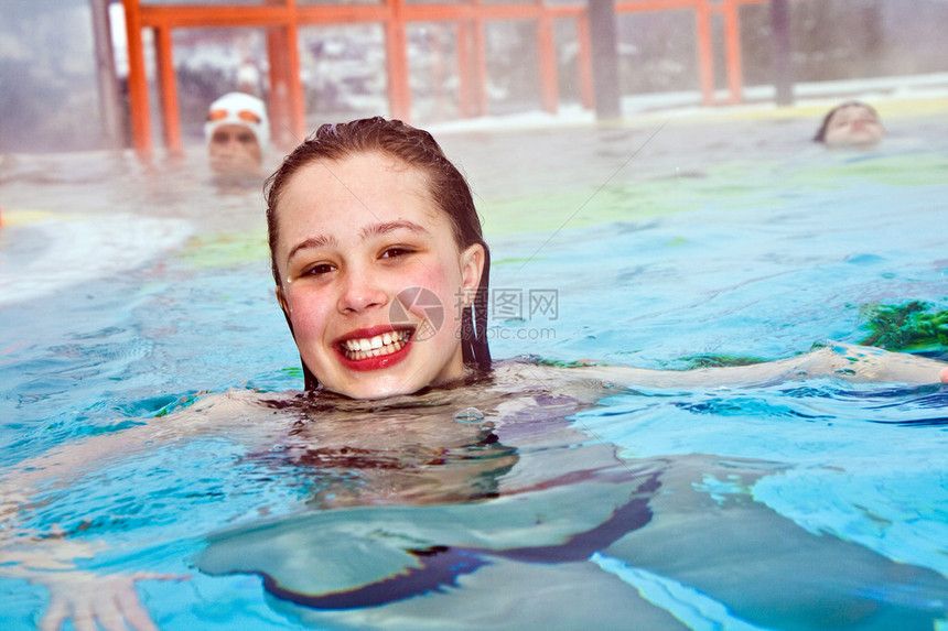 女孩在冬季的热水中游进温水中的热水图片