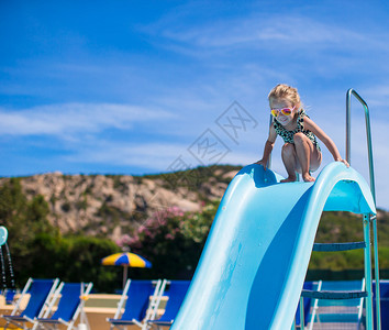 暑假在水上乐园水上滑梯上的孩子图片