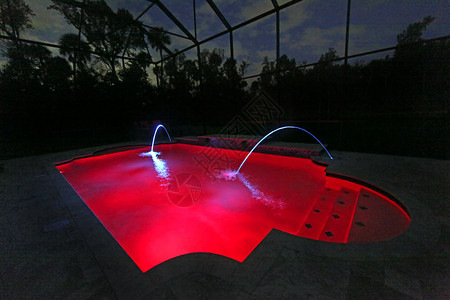 晚上点亮的游泳池图片