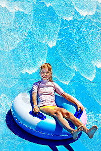 水上乐园水上滑梯上的孩子暑假图片