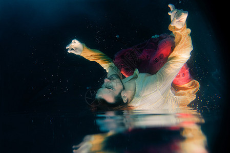 在水下游泳池做瑜伽的人图片