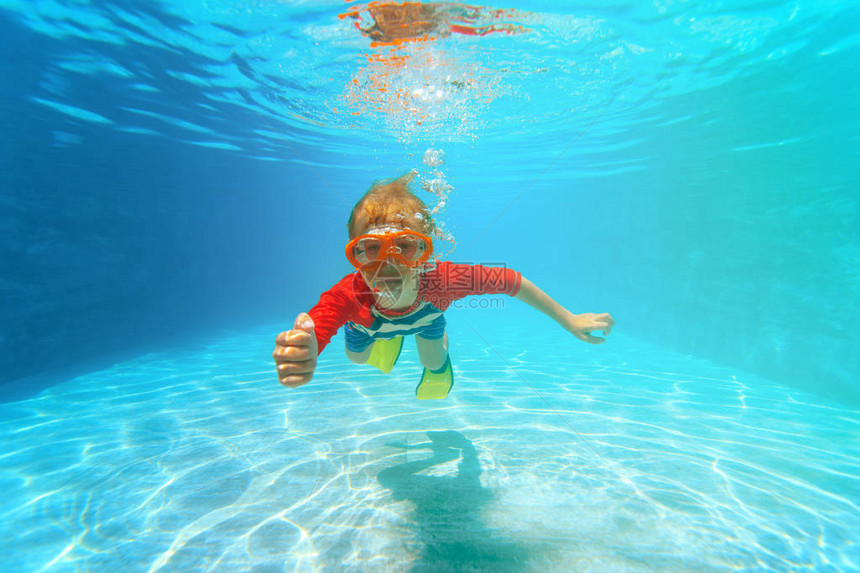 快乐的小男孩在水下游泳拇指抬起图片