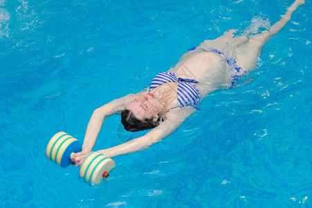 一位孕妇在泳池边做瑜伽练习图片