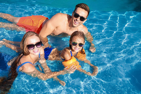 夏日游泳池里的幸福家庭图片