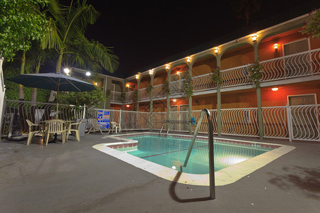 夜里一家汽车旅馆的泳图片