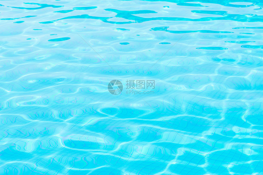 美丽的泳池水反射图片