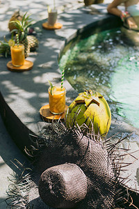 游泳池的热带鸡尾酒图片