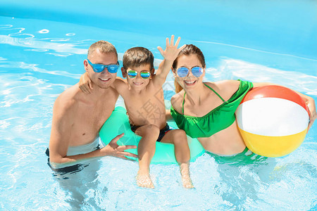 幸福的一家人在游泳池里安图片