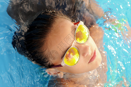 漂亮的女孩在游泳池里游泳图片
