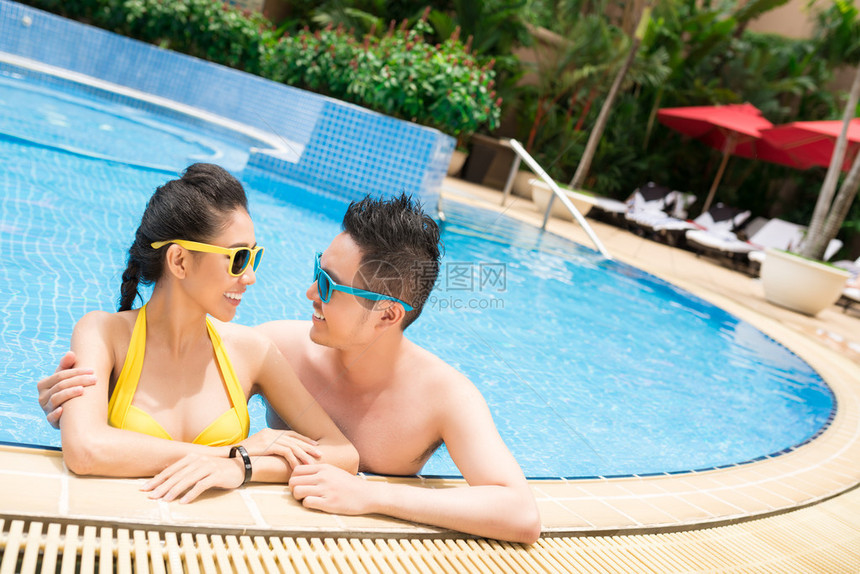 亚洲夫妇在游泳池度蜜月图片