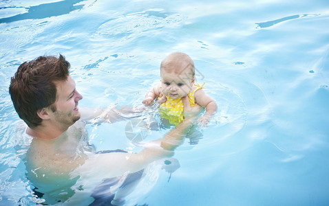 小宝的第一次游泳图片