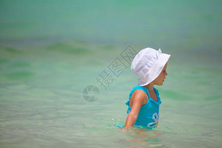 穿着泳衣的快乐小女孩在图片