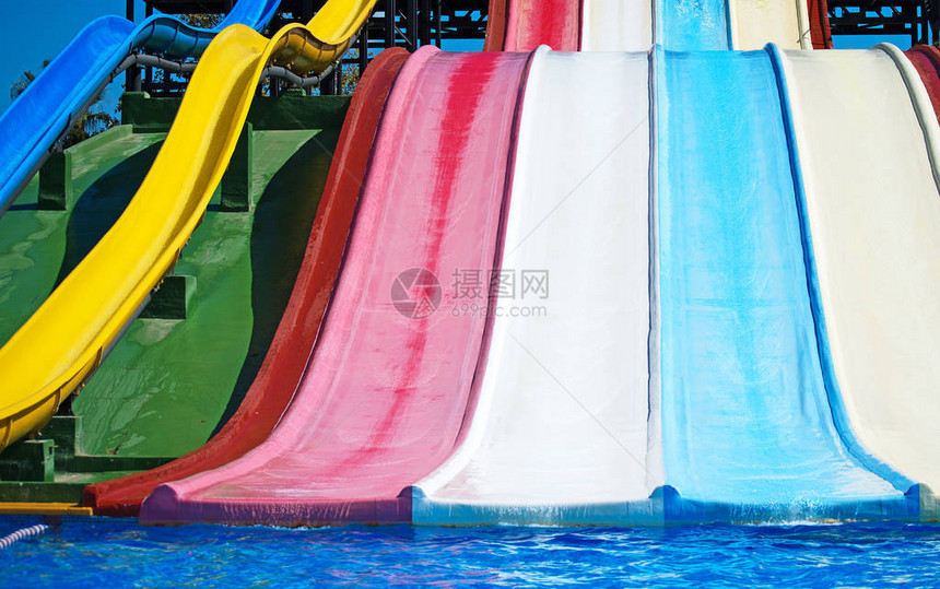 水上公园的彩色塑料水滑梯图片
