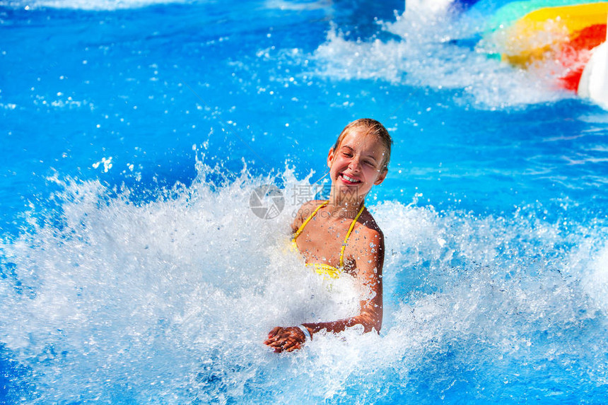 水上乐园水上滑梯上的儿童游泳池滑梯夏季儿童假期户外水上图片