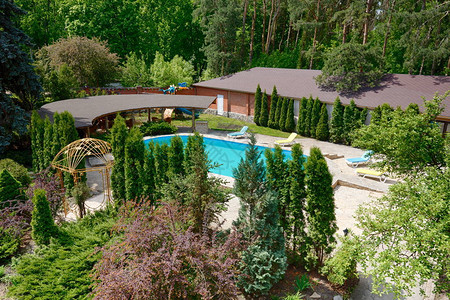 现代酒店和温泉度假胜地旁边的豪华游泳池图片