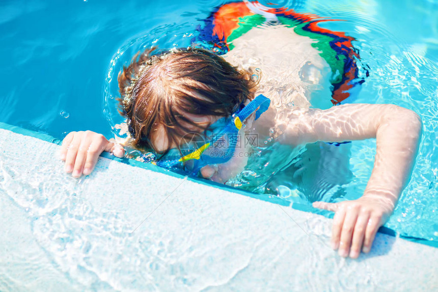 学龄前儿童男孩制作游泳比赛带着游泳镜到达游泳池边缘的孩子孩子在游泳池里玩得开心积极快乐的孩子获胜运图片