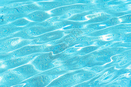 蓝色和明亮的波纹水和游泳池表面水池中的抽象背图片