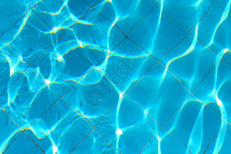 游泳池蓝水与阳光反射效果高清图片