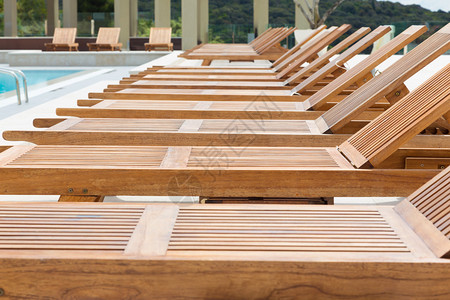现代木制阳光床由图片
