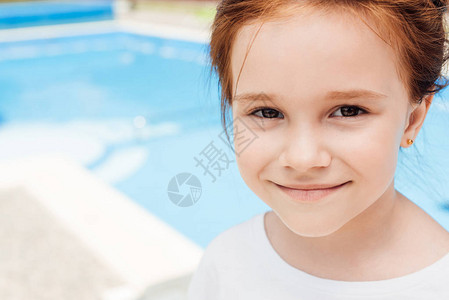 在游泳池前快乐的小孩的图片