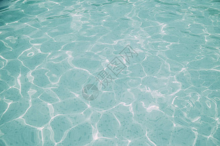 户外游泳池蓝水阳光日图片