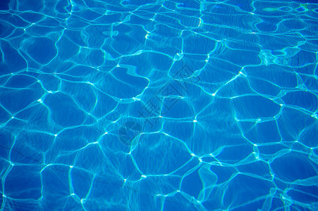池中水的蓝色纹理图片