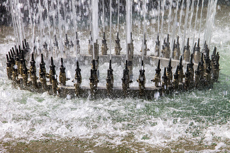 喷泉上的高压金属喷嘴在装饰展示中将水射流喷射到空气中图片
