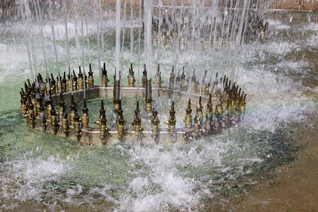 喷泉上的高压金属喷嘴在装饰展示中将水射流喷射到空气中图片