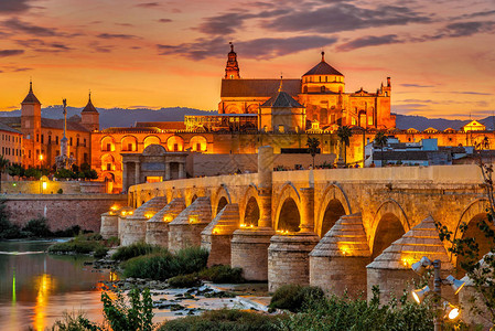 在西班牙科尔多瓦与罗马桥的清真图片