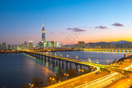 蚕室韩国首尔夜间的首尔天际线背景