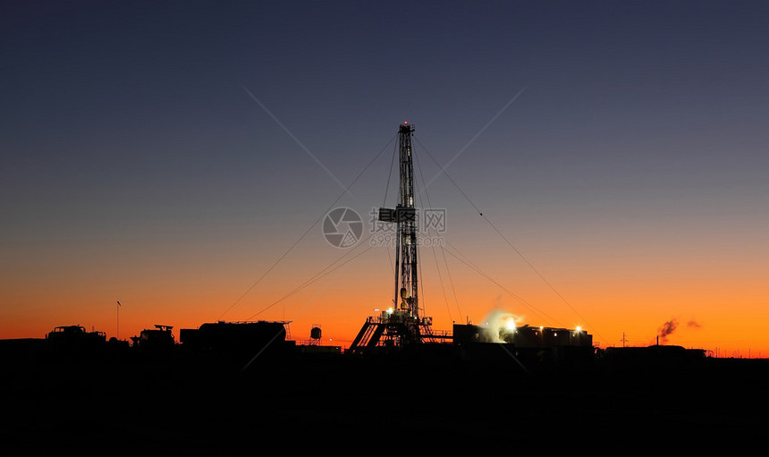 夕阳下的石油钻井平台图片