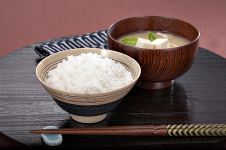日本早饭和味噌汤和筷子图片