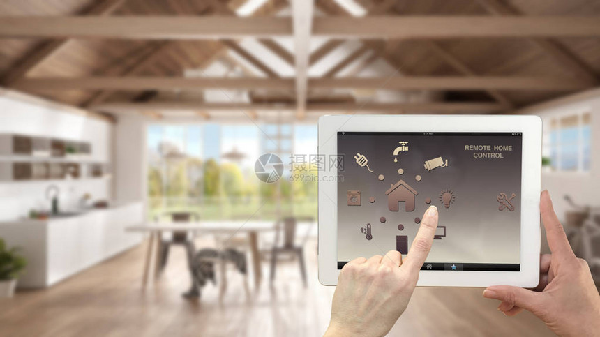 数字平板电脑上智能远程家庭控制系统带有应用程序图标的设备背景中最小化厨房的模糊内部建筑设计等图片