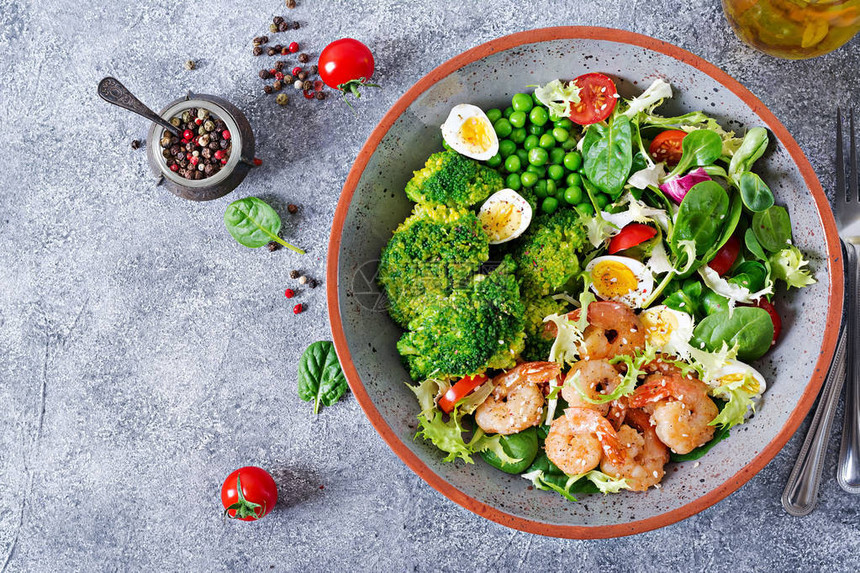 健康沙拉盘新鲜的海鲜食谱烤虾和新鲜蔬菜沙拉鸡蛋和西兰花烤虾健康食品图片
