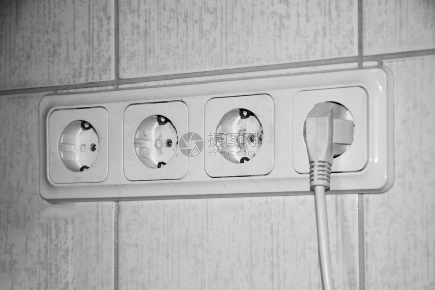 瓷砖上的四插座电插头图片