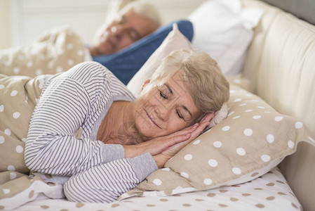 老人和女人在家里安静地睡在床上图片