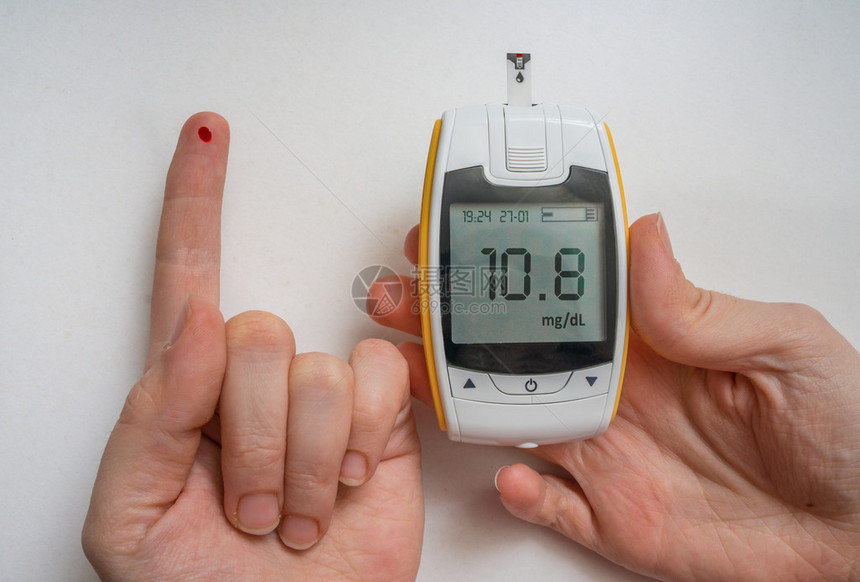 糖尿病患者正在使用血压计检查葡萄糖水平图片