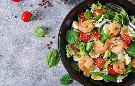 健康沙拉盘新鲜的海鲜食谱烤虾和新鲜蔬菜沙拉和鸡蛋烤虾健康食品图片