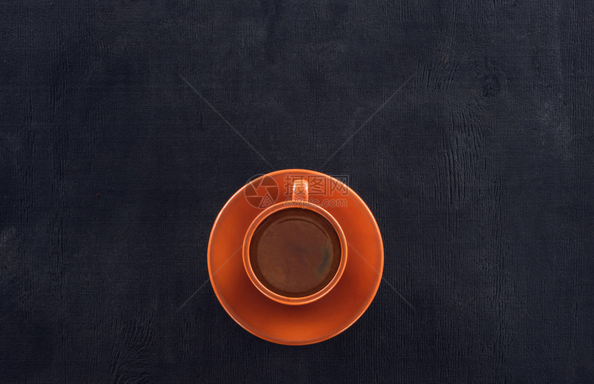 一杯咖啡的顶视图黑色的碟子图片