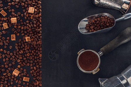 黑色烤咖啡豆糖勺子咖啡粉咖啡壶和咖图片
