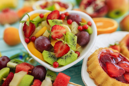 健康水果沙拉水果串草莓馅图片